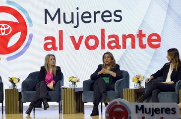 “Mujeres al volante” de Toyota Chile reunió  a líderes de industrias estratégicas del país